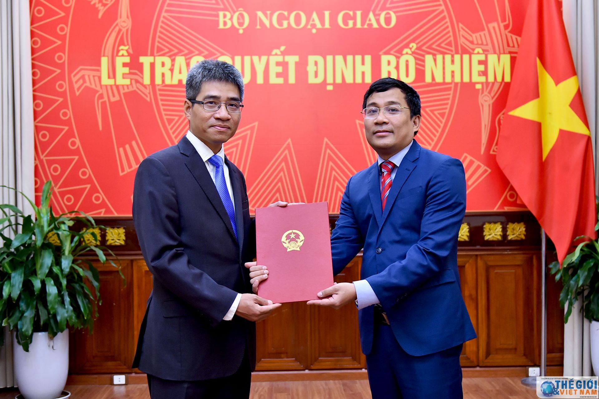 Thứ trưởng Ngoại giao Nguyễn Minh Vũ trao quyết định điều động cán bộ thu truong ngoai giao nguyen minh vu trao quyet dinh dieu dong can bo