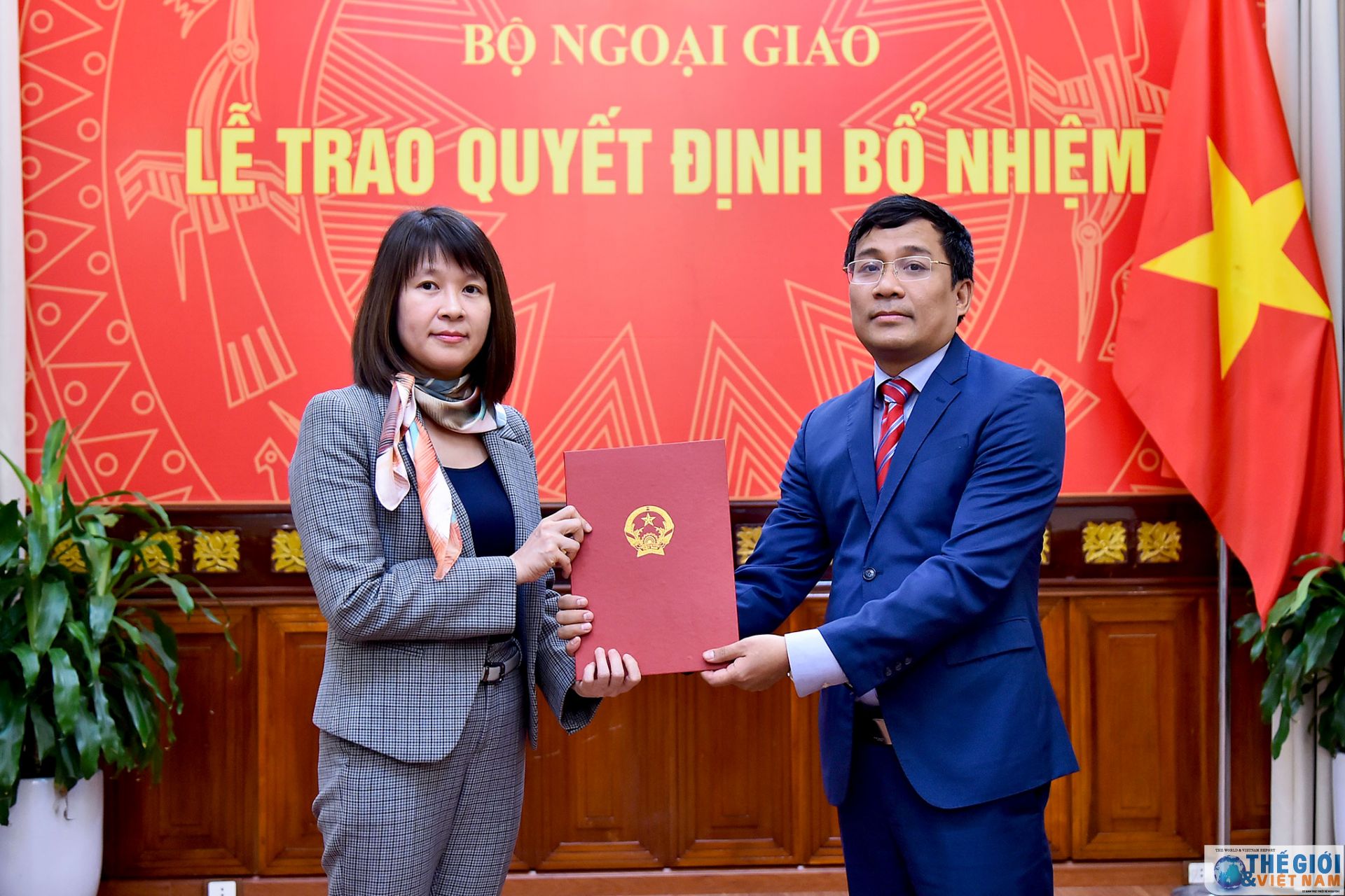 Thứ trưởng Ngoại giao Nguyễn Minh Vũ trao quyết định điều động cán bộ thu truong ngoai giao nguyen minh vu trao quyet dinh dieu dong can bo