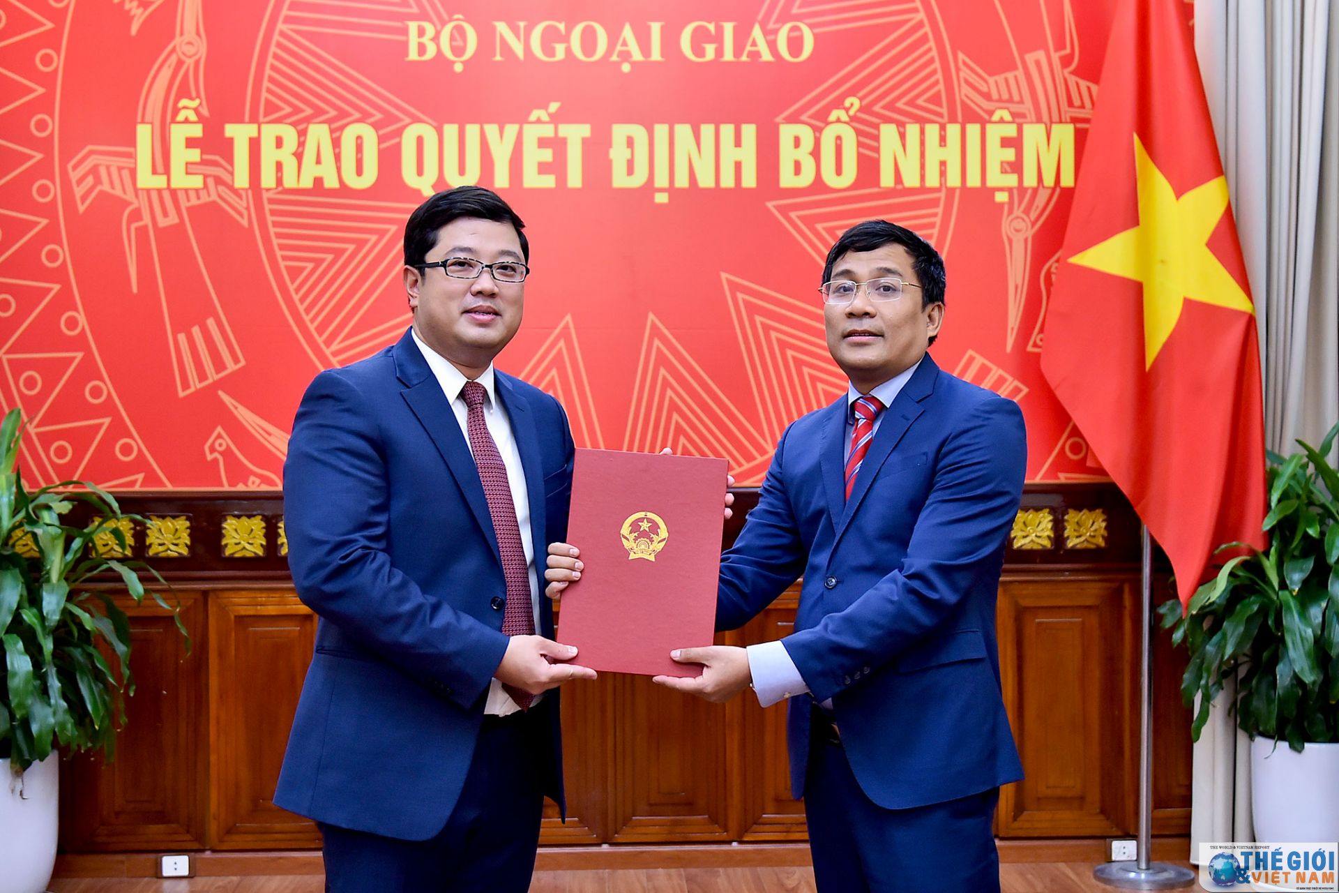 Thứ trưởng Ngoại giao Nguyễn Minh Vũ trao quyết định điều động cán bộ thu truong ngoai giao nguyen minh vu trao quyet dinh dieu dong can bo