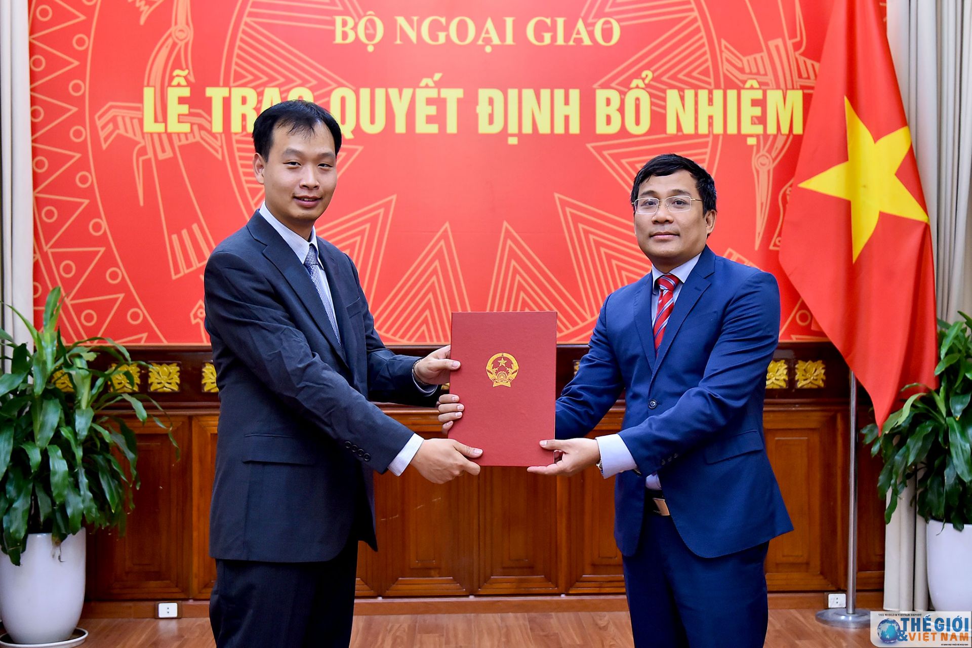 Thứ trưởng Ngoại giao Nguyễn Minh Vũ trao quyết định điều động cán bộ thu truong ngoai giao nguyen minh vu trao quyet dinh dieu dong can bo
