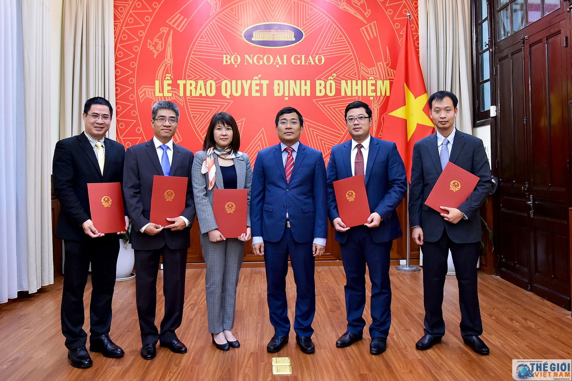 Thứ trưởng Ngoại giao Nguyễn Minh Vũ trao quyết định điều động cán bộ thu truong ngoai giao nguyen minh vu trao quyet dinh dieu dong can bo