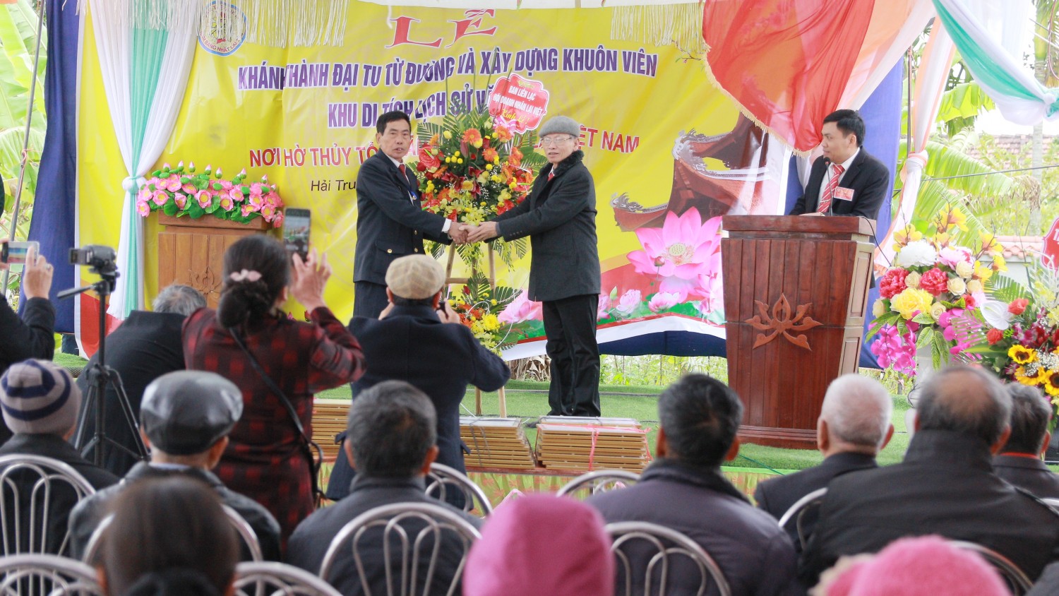 Ông Lại Xuân Cương, Đại diện cho ban liên lạc và hội Doanh Nhân Lại Việt lên tặng hoa chúc mừng