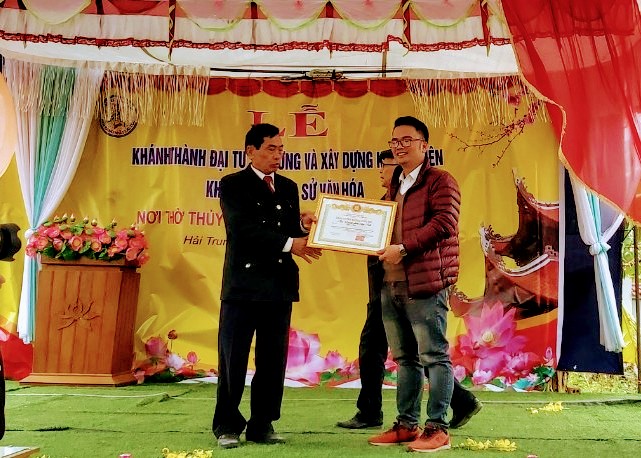 Ông Lại Thế Long, Tổng thư kí hội Doanh Nhân Lại Việt lên nhận bằng khen